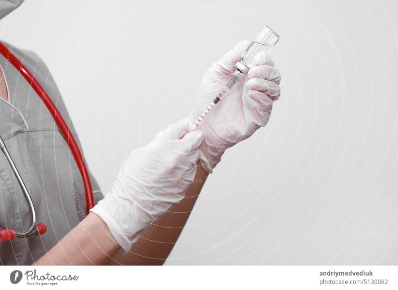 Arzt, Krankenschwester oder Wissenschaftler Hand in weißen medizinischen Handschuhen hält Grippe, Masern, Coronavirus-Impfstoff Schuss für Krankheiten Ausbruch Impfung, Medizin und Drogen Konzept