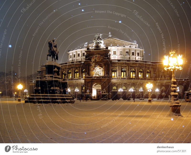 Der Laternenpfahl Semperoper Dresden Nacht Licht Statue Pferd Gebäude Haus Platz historisch Oper Schnee Romantik Schneeflocke Winter friedlich ruhig