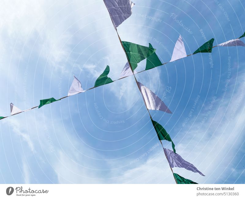 zwei grün-weiße Wimpelketten flattern im Wind, darüber der leicht bewölkte Himmel Feste & Feiern Dekoration & Verzierung Sommerfest Schützenfest Fähnchen windig
