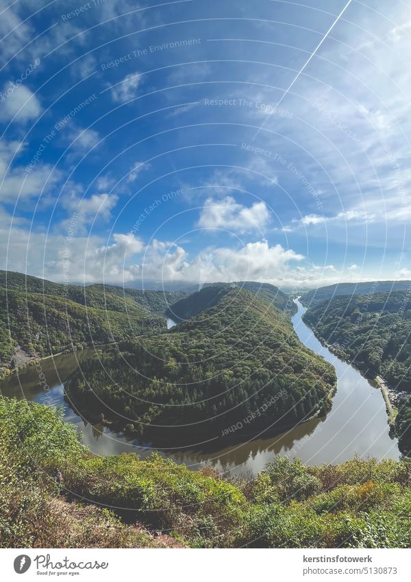 Blick auf die Saarschleife Fluss Wasser Natur Landschaft Außenaufnahme Flussufer Himmel Schönes Wetter Reflexion & Spiegelung Menschenleer Farbfoto Wald Wolken