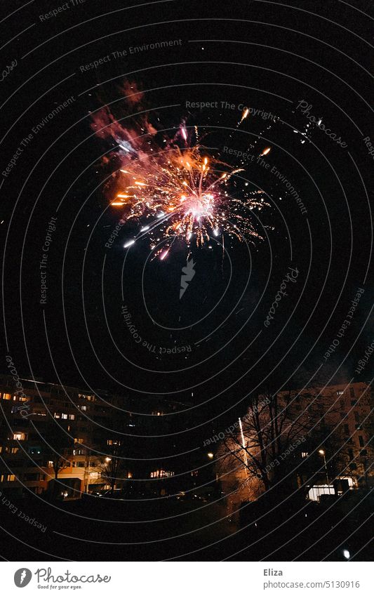 Buntes Feuerwerk an Silvester Silvester u. Neujahr Jahreswechsel bunt Nacht Feste & Feiern Wohngebiet Party silvesterfeuerwerk Himmel Explosion Nachthimmel