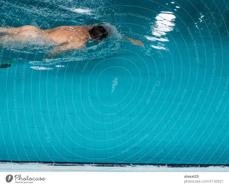 OLYMPUS-DIGITALKAMERA Mann schwimmen Schwimmsport blau swimmingpoll nackt Hintern copyspace