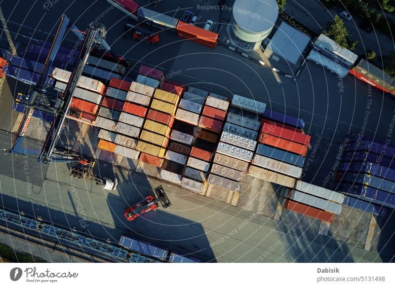Containerlager, Luftaufnahme. Versand und logistisches Konzept maersk Ladung Containerschifffahrt Zug Eisenbahn wirtschaftlich Lagerhalle Wirtschaft Export