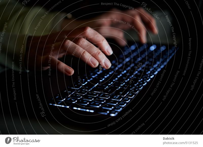 Tippen auf der Laptop-Tastatur bei Nacht, Nahaufnahme cyber Sicherheit Hacker Programmierer Hände dunkel Cyberangriff Raum Mann Keyboard Person Schreibtisch