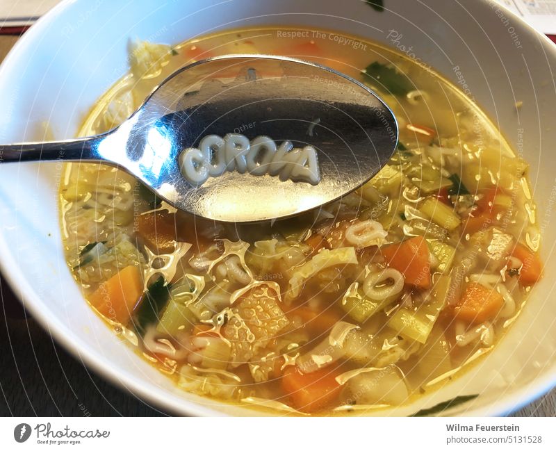 Suppe mit Buchstabennudeln, das Wort CORONA auf dem Löffel corona Buchstabensuppe auslöffeln Prophylaxe