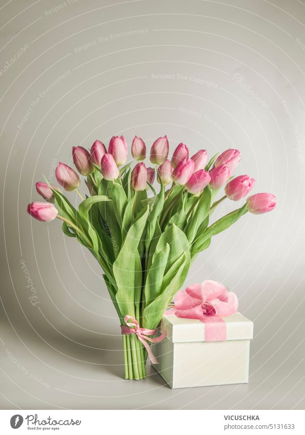 Schöne Tulpen Blumenstrauß auf dem Tisch mit Geschenk-Box, Vorderansicht lieblich Haufen Geschenkverpackung Frauentag Muttertag Valentinsgruß Feier natürlich