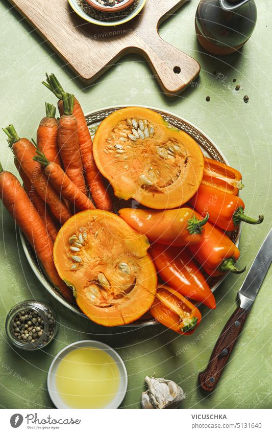 Gruppe von gesundem orangefarbenem Detox-Gemüse auf einem Tisch mit Zutaten, Ansicht von oben Menschengruppe Gesundheit Entzug Draufsicht Overhead Diät Kürbis