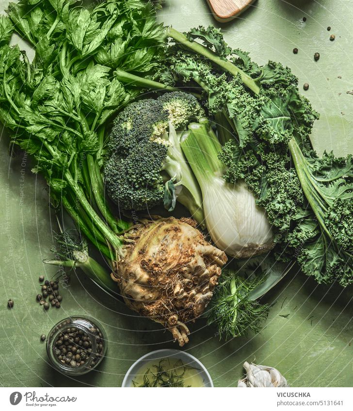 Gruppe von gesundem grünem Detox-Gemüse auf einem Tisch mit Zutaten, Ansicht von oben Menschengruppe Gesundheit Entzug Draufsicht Overhead