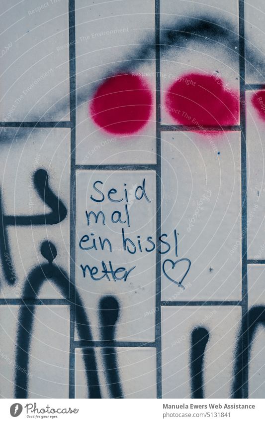 Ein Spruch auf Fliesen einer Fußgänger-Unterführung: "Seid mal ein bissl netter" netter sein positiv spruch graffiti grafitti fliesen unterführung bahnhof motto