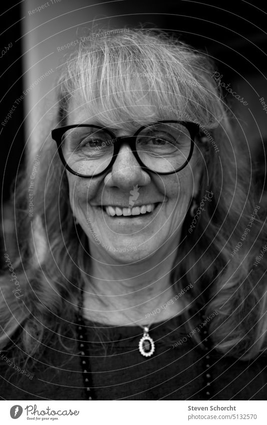 Blick in die Zukunft Schwarzweißfoto schwarzweiß Porträt Brille Brillenträger lachend lebendig Frau mittleres Alter Schönheitsideal Aura ausdrucksstark