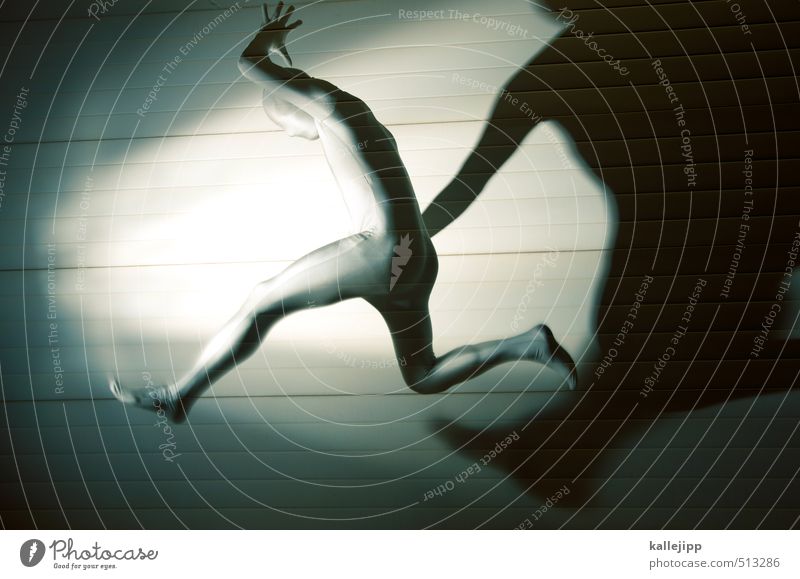 silber Mensch maskulin Mann Erwachsene 1 Bewegung rennen Sport springen Anzug Geschwindigkeit Farbfoto Außenaufnahme Kunstlicht Blitzlichtaufnahme Licht