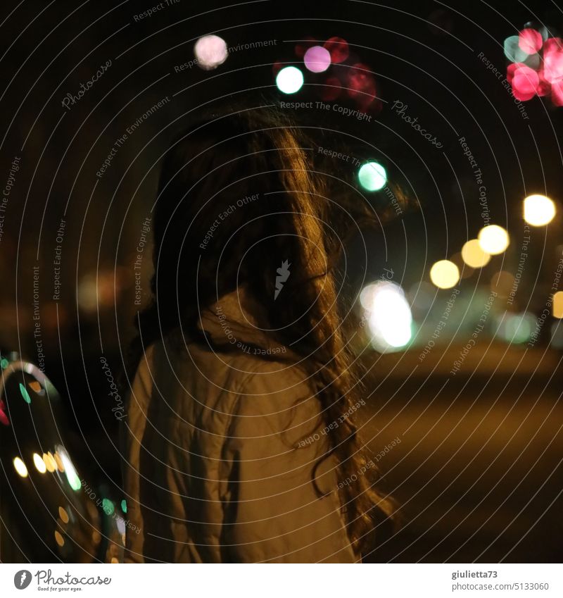 Rückenansicht einer jungen, langhaarigen Frau mit Blick in die Nacht, die Lichter der Stadt Porträt Mädchen Junge Frau 13-18 Jahre Jugendliche feminin Farbfoto