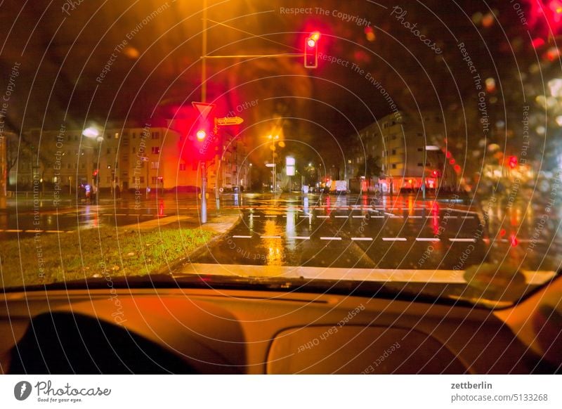 Kreuzung nachts im Regen abend bewegung blinkern bunt dynamik fantasie flimmern geschwindigkeit kunst licht lichtspiel light track linie märchen natur rasen