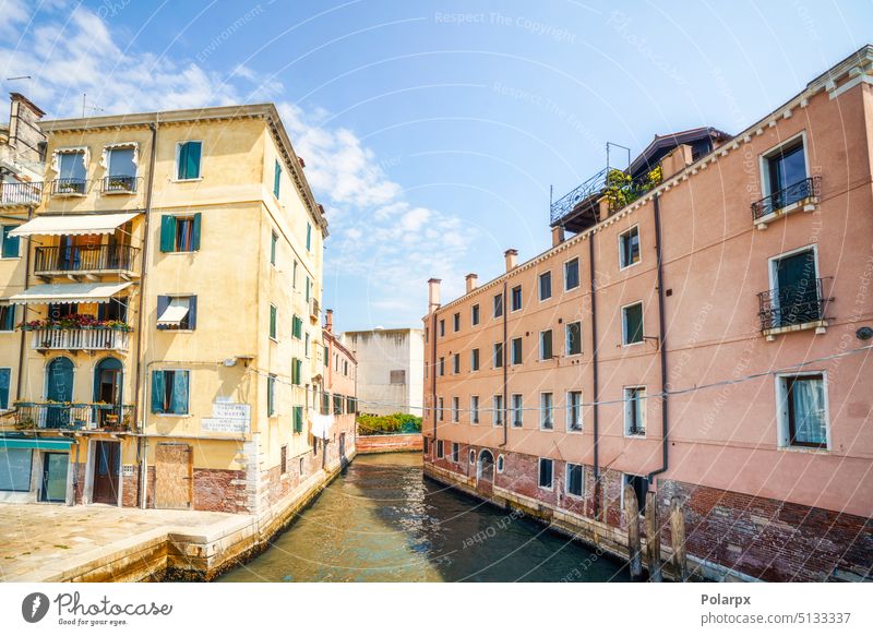 Venedig Stadt Szene mit einem kleinen Kanal Wäscherei Comacchio mediterran im Freien pallotta Bogen Treppenhaus po delta park vertikales Foto Touristen hell