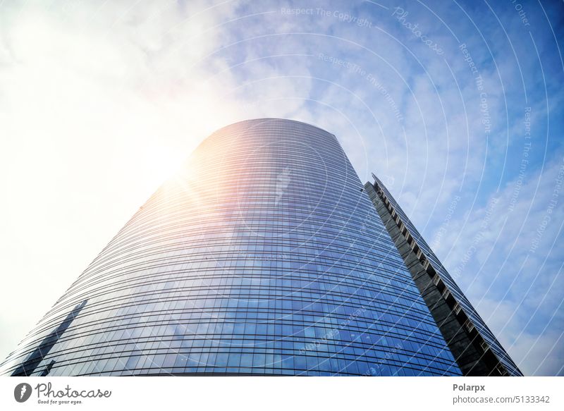 Wolkenkratzer mit vielen Fenstern Winkel sonnig Perspektive Unternehmen reflektieren Gebäude Sonne Sonnenlicht Cloud Technik & Technologie Bank Ansicht Tag