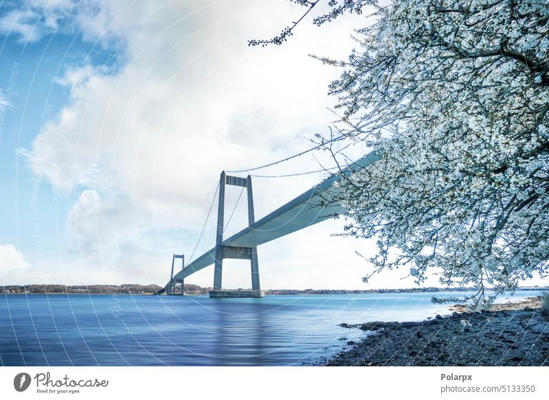 Schöne Brücke über ruhige Gewässer im Frühling Fluss Perspektive Bucht Verkehr Gegend Überfahrt Morgendämmerung wenig Horizont Gate Link Skandinavien