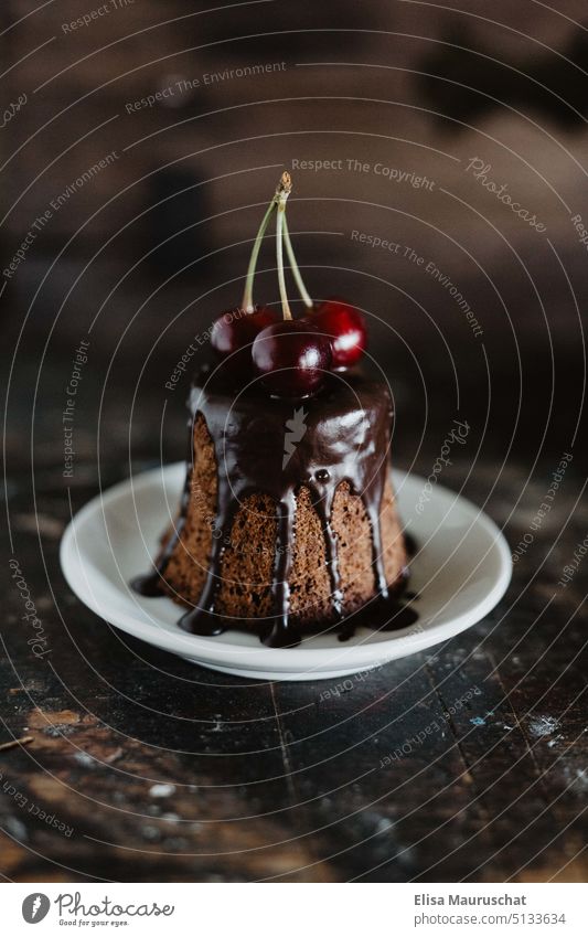 Schokokuchen mit Kirschen Kuchen Schokoladenkuchen Dessert Foodfotografie Süßigkeiten backen kirschkuchen Ernährung Backwaren lecker süß Zucker Bäckerei