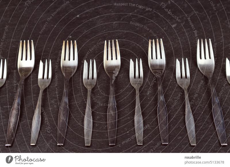 Gabeln - Tafelsilber auf Schiefertafel | farbreduziert Reihe Besteck alt antik schwarz Kuchengabel Ernährung Flat lay Muster abstrakt silbern grau