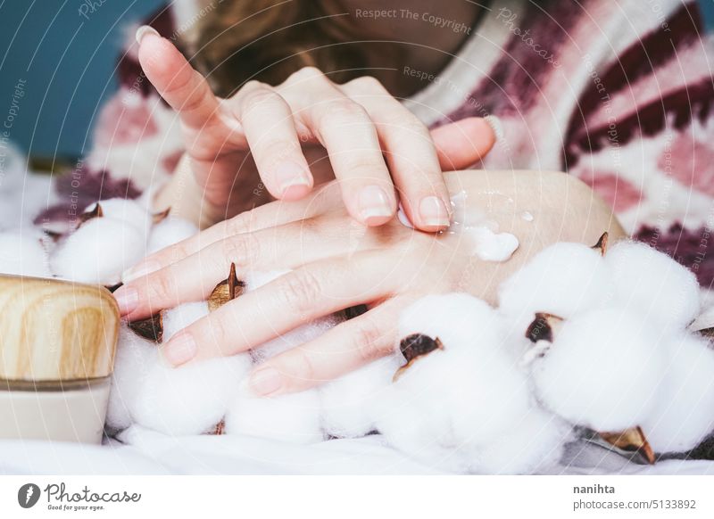 Nahaufnahme einer jungen Frau, die ihre Hände eincremt Sahne Hand Kosmetik Lotion organisch Öko Biografie filigran respektvoll Pflege Haut Produkt Anwendung