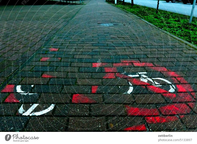 Diffuser Fahrradweg wegweiser tipp fahrrad fahrradweg straße richtung orientierung navigation markierung linie hinweis fahrbahnmarkierung durcheinander chaos
