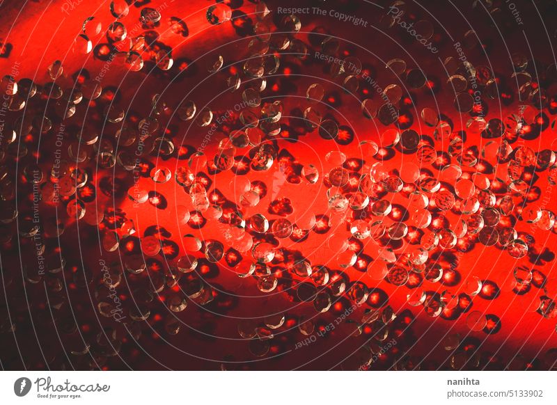 Roter Hintergrund mit vielen kleinen Diamanten auf einer Wasseroberfläche rot elegant Schmuck Vermögen Muster abstrakt Sauberkeit neu Reichtum Glanz Licht