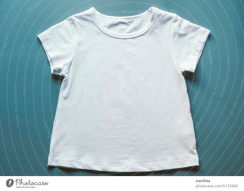 Klassische Mockup eines weißen Hemdes gegen Farbe Hintergrund Attrappe T-Shirt blanko Frau Kind Kinder Konfektionsgröße klassisch Sauberkeit Mode Zubehör