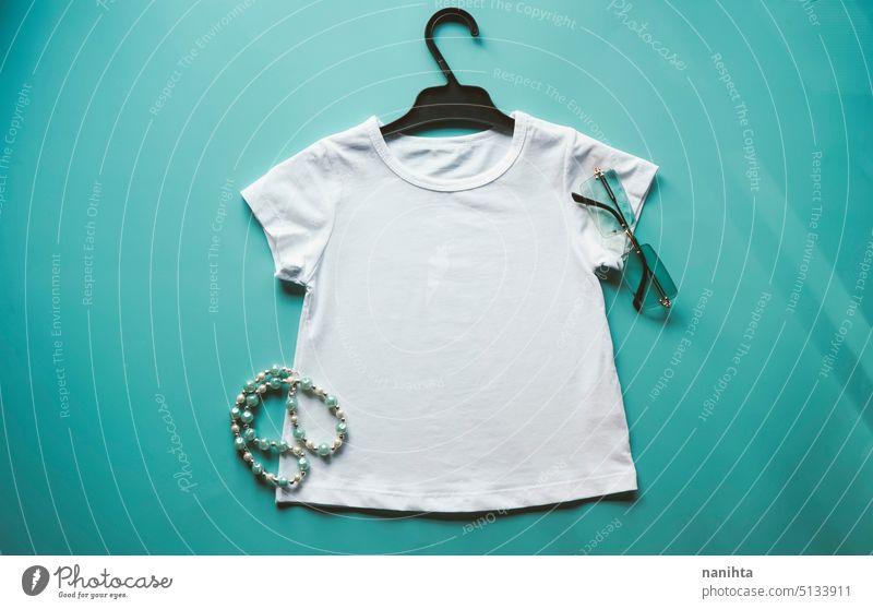 Klassische Mockup eines weißen Hemdes gegen Farbe Hintergrund Attrappe T-Shirt blanko Frau Kind Kinder Konfektionsgröße klassisch Sauberkeit Mode Zubehör