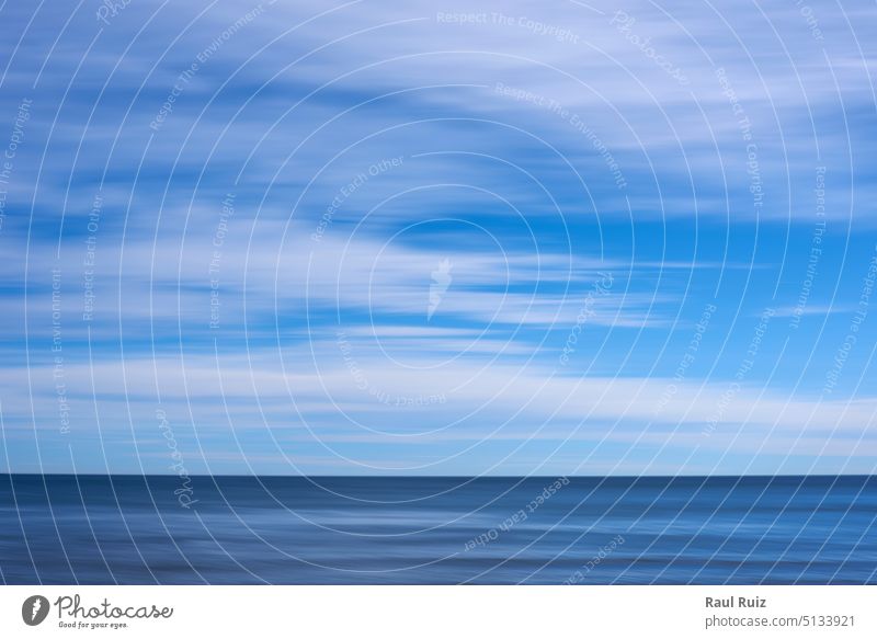 Blaue Farbe Hintergrund, Strand mit Wolken und Himmel Nebel sanft Bewegung Meereslandschaft abstrakt defokussiert leer blau Sonnenuntergang Küstenlinie MEER