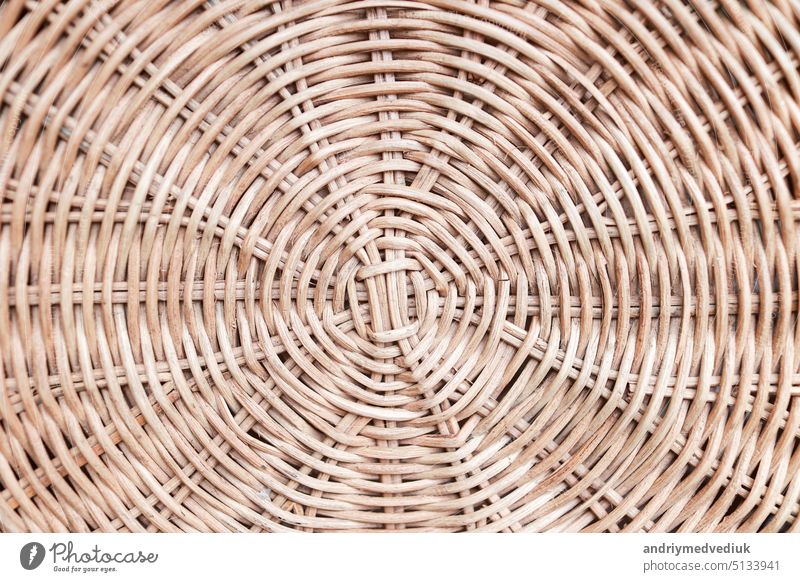 Kreisförmige weben Rattan-Muster, runde Rattan-Möbel Hintergrund hellbraun Textur, weben Rattan Textur und Hintergrund. ein Fragment eines Korbes aus Weidenzweigen oder Gartenmöbel, Textur.