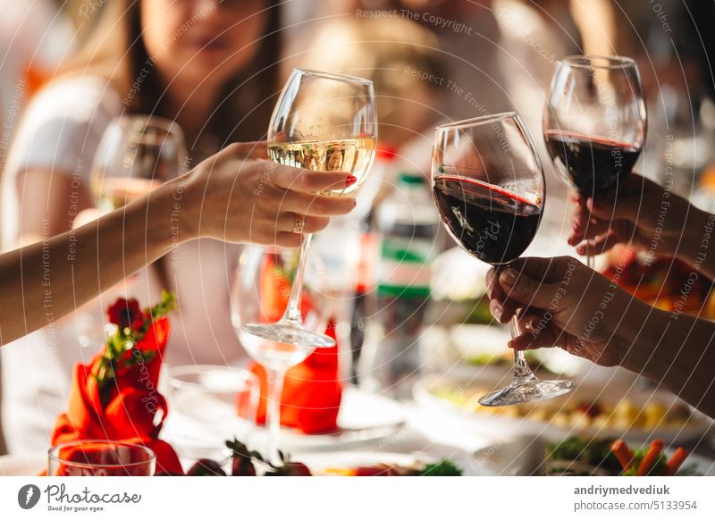 Menschen feiern und stoßen mit einem Glas Wein an. Gruppe Frau jubelt mit prickelndem Champagner im Restaurant Hintergrund Feier Großstadt trinken Veranstaltung