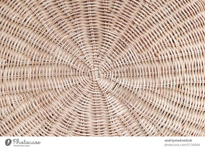 Kreisförmige weben Rattan-Muster, runde Rattan-Möbel Hintergrund hellbraun Textur, weben Rattan Textur und Hintergrund. ein Fragment eines Korbes aus Weidenzweigen oder Gartenmöbel, Textur.