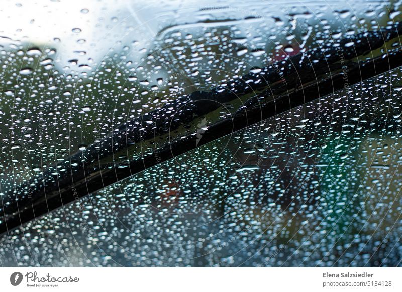Regentropfen auf der Windschutzscheibe Autoscheibe Scheibenwischer Windschutzscheibenwischer Wassertropfen Autofenster fensterwischer