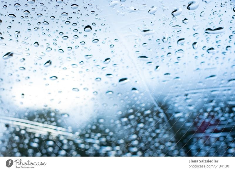 Glasscheibe im Regen Tropfen Regentropfen verwischt Wasser Nahaufnahme Wassertropfen nass Wetter