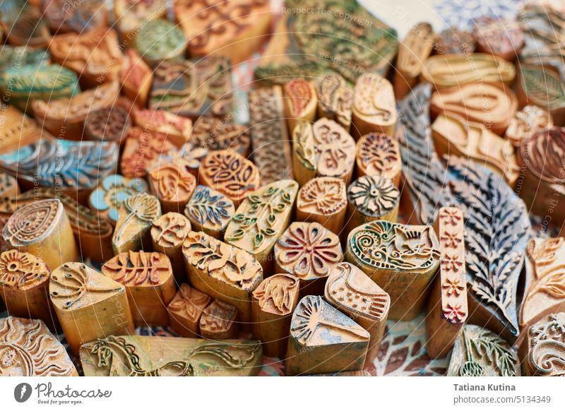 Holzstempel für den Handdruck von Mustern auf Stoff mit Farbe. Gedrucktes Stoffmuster Werkstatt farbenfroh kreativ künstlerisch Handwerk altehrwürdig Indien