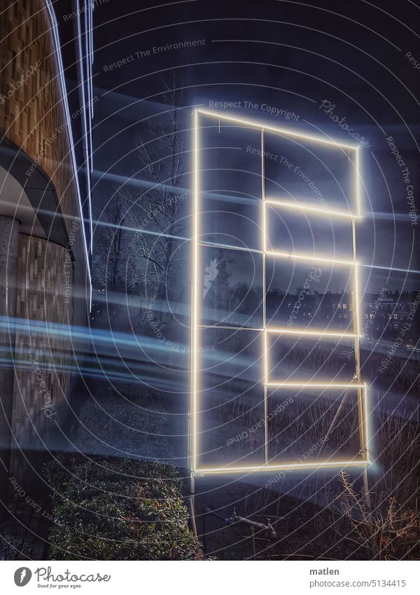 E Leuchtbuchstabe Werbung Nacht Lichteffekt leuchten Mauer Häuserzeile