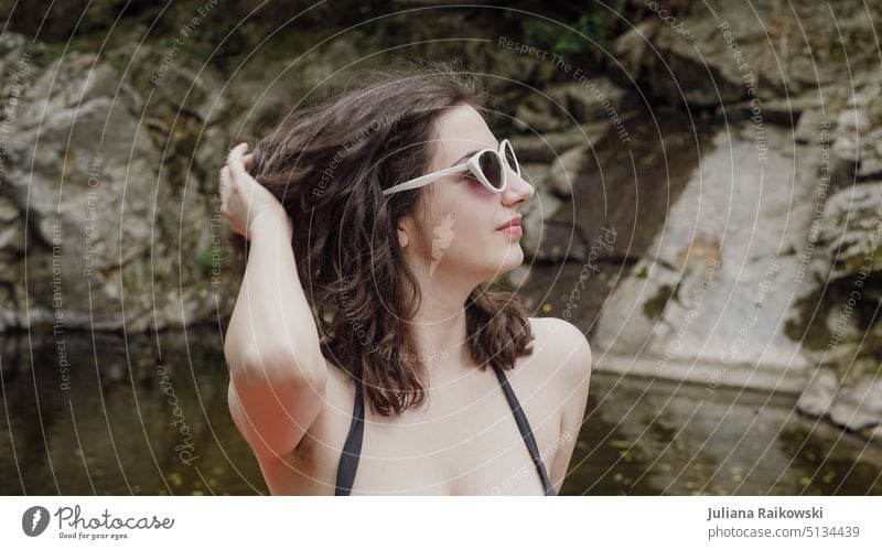 Junge Frau am See mit Sonnenbrille im Sommer Gewässer brünett Windstille Lifestyle Leben ästhetisch Leichtigkeit Wellness 1 natürlich feminin Umwelt 18-30 Jahre