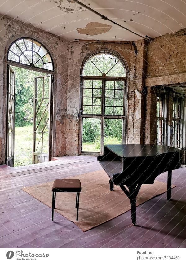 Vor vielen Jahren war dieser Raum sicher sehr beeindruckend mit den riesigen Fenstern und dem Piano. Heute ist der Glanz weg und der Raum mit dem Klavier nur noch ein Lost Place.
