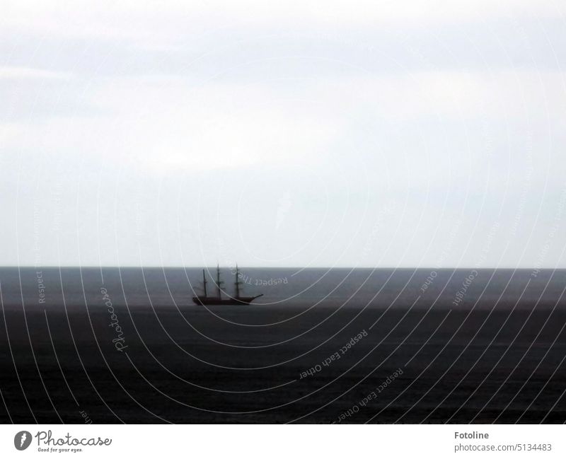 Grau in grau und unscharf wie in einem Traum gleitet das Geisterschiff vor Helgoland dahin. Schiff Wasser Meer Himmel Horizont Nordsee Unschärfe verschwommen