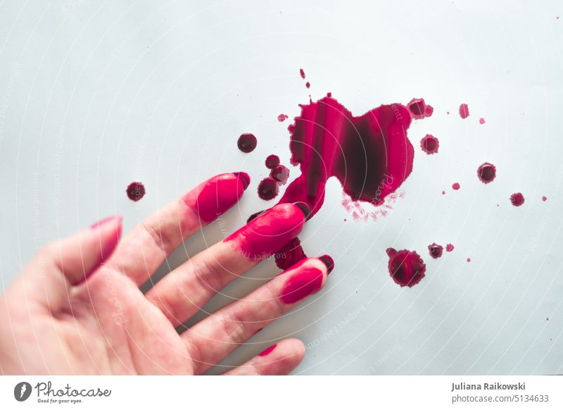 Hand mit pinker Farbe Acrylfarbe Wasserfarbe Kunst malen Erwachsene sauerei feminin flecken Blut Frau Detailaufnahme rot Haut Mensch Finger Farbfoto