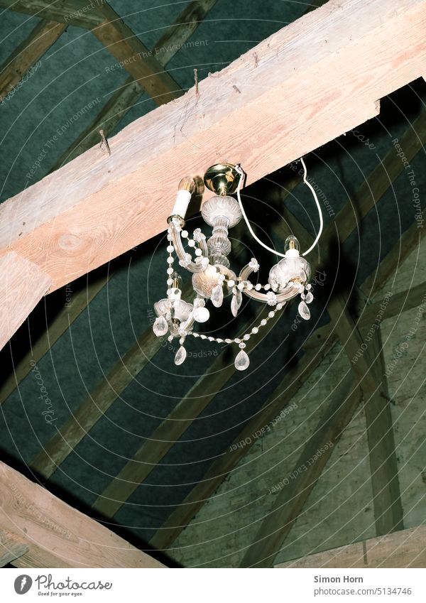 Kronleuchter unter Scheunendach Perlen Kontrast Leuchter Licht Dekoration & Verzierung Giebel Dach Beleuchtung alt defekt kaputt Deckenlampe Balken nutzlos