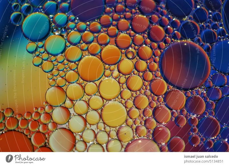 mehrfarbige Ölkreise auf dem Wasser, bunte Tapete kreisen Kreise Kreismuster Formen Kugel Tropfen Farbe Farben farbenfroh abstrakt texturiert Hintergrund
