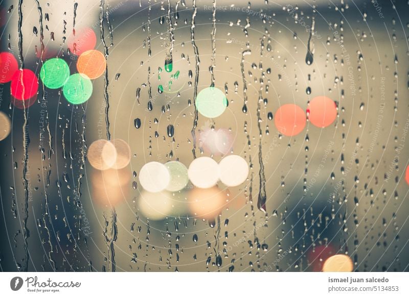 Regentropfen auf dem Fenster an regnerischen Tagen in der Wintersaison Tropfen Wasser nass Glas grau durchsichtig Oberfläche Nahaufnahme abstrakt Hintergrund