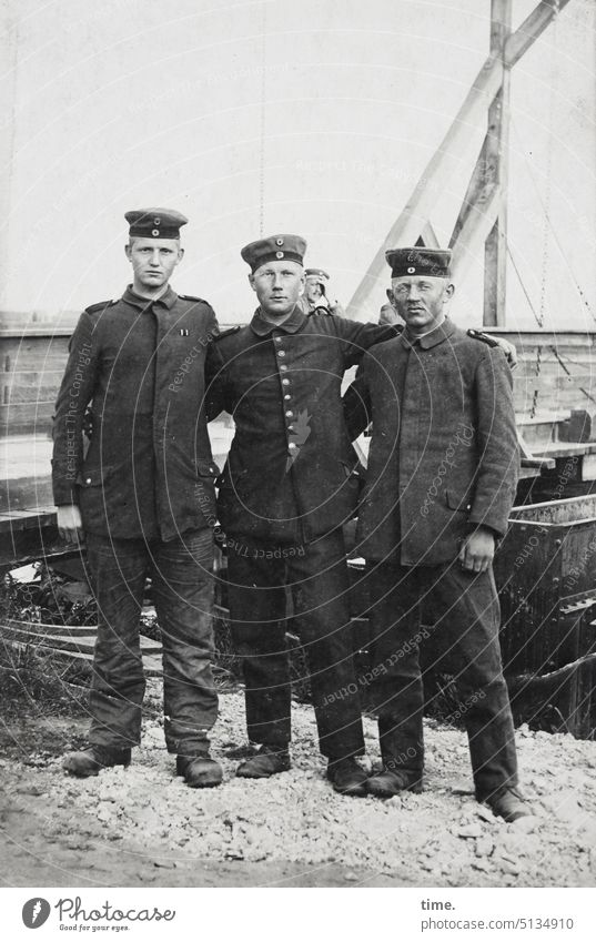Follower Matrosen Soldaten männer portrait historisch maritim Boot Schifffahrt Uniform Küste zusammen Vertrauen umarmen stehen Blick in die Kamera Anzug Typen