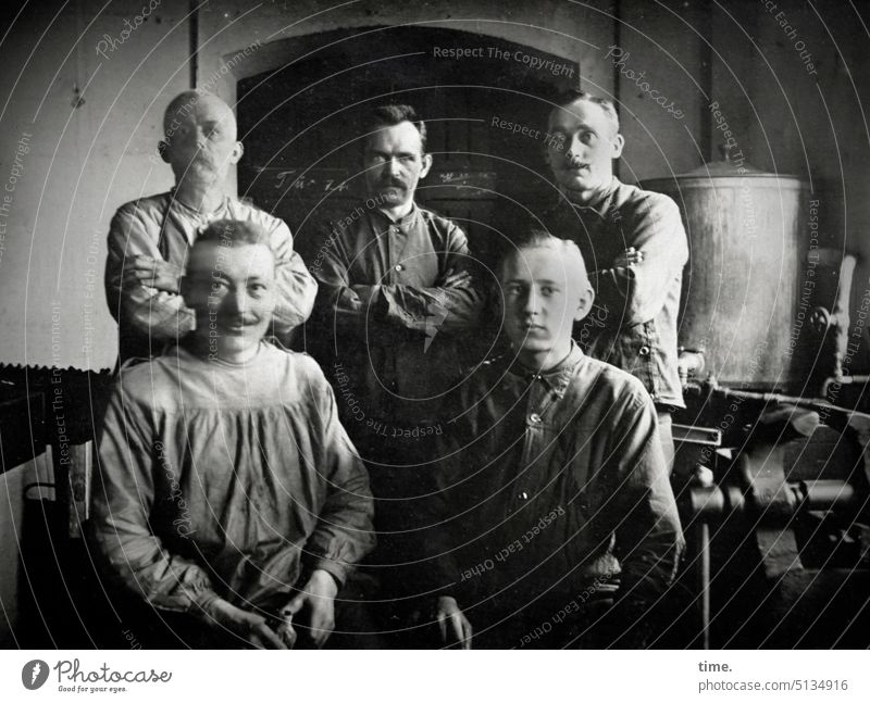 Die von der Werkbank männer portrait historisch zusammen Vertrauen stehen Blick in die Kamera Typen sitzen Werkraum arbeitsraum Kollegen arbeiter Kessel