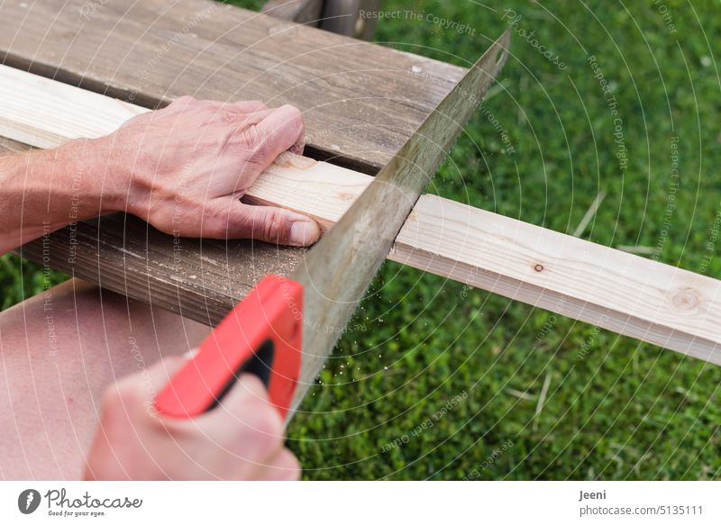 Auf der Kippe | Holzlatte wird gesägt Säge Handwerk Handwerker Mann Werkzeug heimwerken bauen Holzbrett Brett sägen Beruf Schreinerei Tischler Zimmerer