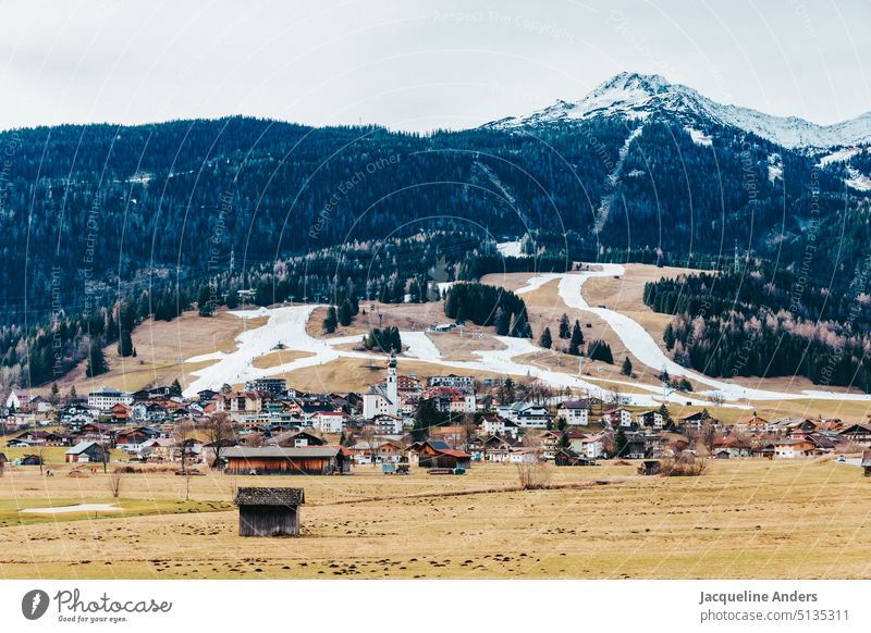 Blick auf die Gemeinde und das Skigebiet Lermoos im Winter mit Schnee nur auf den Skipisten Österreich Skifahren schneebedeckt Berge u. Gebirge Alpen