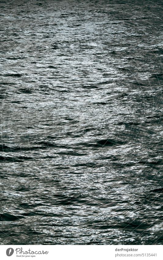 Ruhiger Wellengang in der Ostsee bei Rügen Winterstimmung Winterurlaub Panorama (Aussicht) Licht Tag Textfreiraum Mitte mehrfarbig Strukturen & Formen