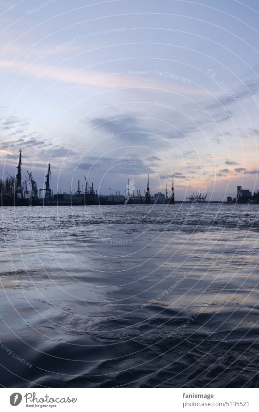 Sanfte Wellen im Industriehafen Hamburg Hafen hafenstadt wellen Abendrot wolken rosa Kräne Hamburger Hafen