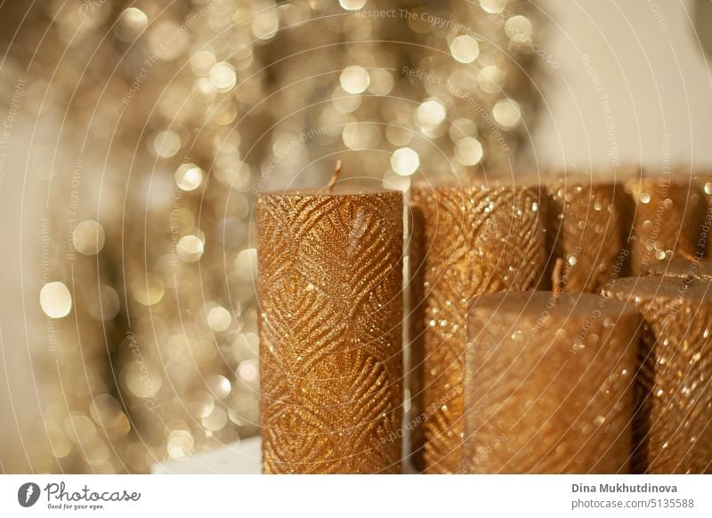 Goldene braune Farbe Kerzen auf dem Regal des Weihnachtsgeschäft mit Bokeh Hintergrund Nahaufnahme mit Kopie Raum Wachs golden Weihnachten Business Feiertag