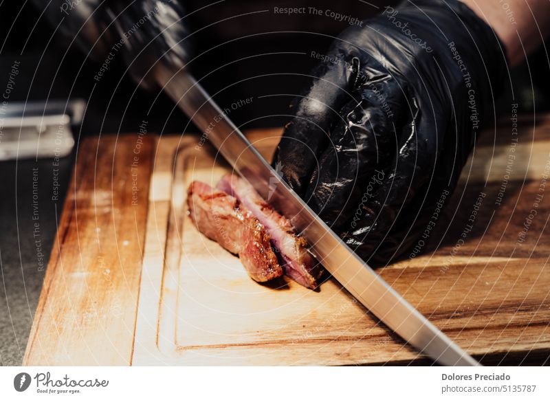 Ausgezeichnete argentinische Fleischstücke auf Holzbrett amerika angus Argentinien asado Hintergrund Barbecue Rindfleisch schwarz Holzplatte Holzkohle verkohlt